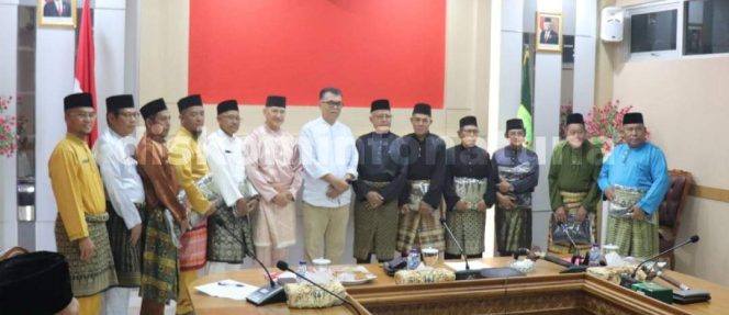 
					Photo Bersama Bupati dan Wakil Bupati Natuna Dengan Para Pengurus Lembaga Adat Melayu. 