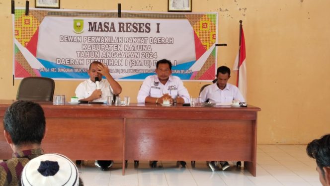 
					Ketua Komisi I DPRD Natuna Saat Mendengarkan Aspirasi Masyarakat Desa Sungai Ulu. 