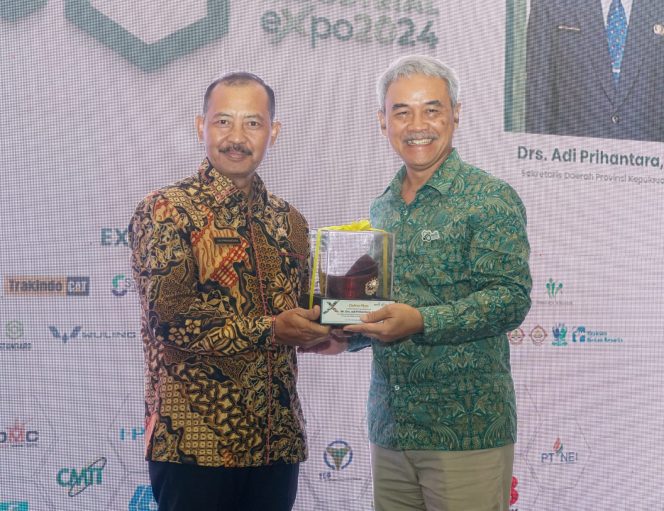 
					Gubernur Kepulauan Riau Ansar Ahmad diwakili oleh Sekretaris Daerah Provinsi Adi Prihantara secara resmi membuka kegiatan Bintan Industrial Expo 2024 bertempat di Wisma Bintan Industrial Estate Kawasan BIE Lobam Kabupaten Bintan, Rabu (26/06).