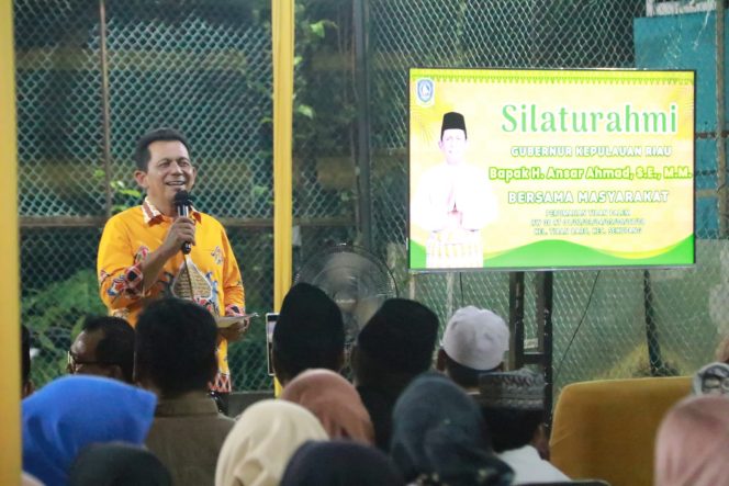 
					Gubernur Kepulauan Riau H. Ansar Ahmad kembali menyebarluaskan program kerja strategisnya di tengah masyarakat. Kali ini hal tersebut dilakukan sambil bersilatirahmi dengan masyarakat yang berada di Kavling Madani Tiban 1 dan Tiban Palem di Kota Batam, Sabtu (29/06).