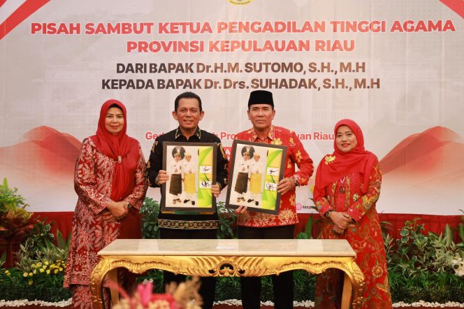 
					Gubernur Kepulauan Riau H. Ansar Ahmad menghadiri acara pisah sambut Ketua Pengadilan Tinggi Agama Provinsi Kepulauan Riau yang berlangsung di Gedung Daerah, Tanjungpinang, Selasa (2/7).