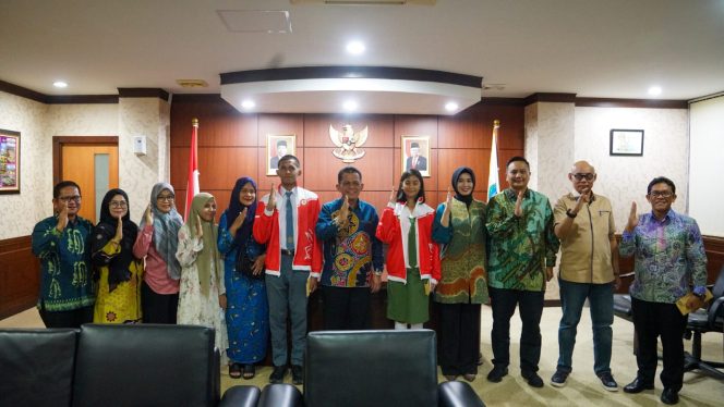 Gubernur Kepulauan Riau, Ansar Ahmad, melepas dua Pasukan Pengibar Bendera Pusaka (Paskibraka) Tingkat Nasional Tahun 2024 yang mewakili Provinsi Kepulauan Riau. Acara pelepasan berlangsung di Kantor Graha Kepri Batam Centre, Kamis (11/7) malam.