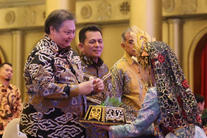 Menteri Koordinator Bidang Perekonomian RI, Airlangga Hartarto, didampingi Gubernur Kepulauan Riau, Ansar Ahmad, menghadiri Puncak Peringatan Hari Koperasi Nasional (Harkopnas) Ke-77 Tahun 2023 Tingkat Nasional yang dilaksanakan di Kota Batam, Provinsi Kepulauan Riau, tepatnya di Ballroom Harmoni One Hotel Kota Batam, Jumat (12/7).