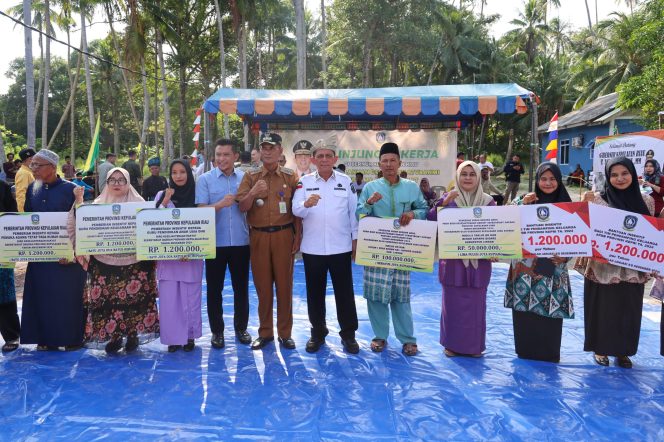 
					Gubernur Kepulauan Riau H. Ansar Ahmad mengawali kunjungan kerjanya ke Lingga dengan mengunjungi Pulau Eksotis di Pintu Masuk Kabupaten ini, Selasa (16/7) pagi.