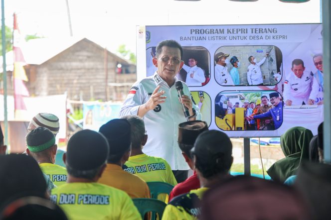 
					ubernur Kepulauan Riau, Ansar Ahmad, melanjutkan kunjungan kerja yang disejalankan dengan silaturahmi bersama masyarakat serta penyerahan berbagai bantuan dari Pemerintah Provinsi Kepulauan Riau di Kabupaten Lingga, tepatnya di Lapangan Volly Kampung Tengah Pulau Duyung, Kecamatan Katang Bidare pada Selasa, (16/7).