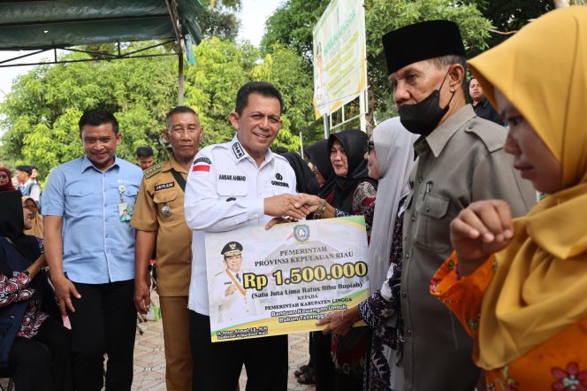 
					Gubernur Kepri Ansar Ahmad saat menyerahkan bantuan di Desa Rejai, Kecamatan Bakung Serumpun, Selasa (15/07/2024) (Diskominfo Kepri)