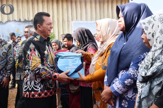 
					Gubernur Kepri Ansar Ahmad saat menyerahkan bantuan di Dabo, Kamis (18/07/2024)