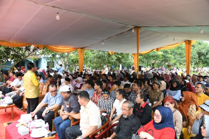 
					Gubernur Kepulauan Riau Ansar Ahmad disambut antusias saat melakukan silaturahmi dengan masyarakat Perumahan KDA RW 005/RT 003, Kelurahan Belian, Kecamatan Batam Kota, Minggu (21/7). 