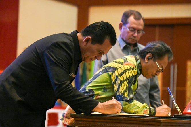 
					Gubernur Kepulauan Riau H. Ansar Ahmad bersama pimpinan DPRD Provinsi Kepri menandatangani Nota Kesepakatan tentang Kebijakan Umum Perubahan APBD dan Prioritas Plafon Anggaran Sementara (KUPA-PPAS) Perubahan APBD Tahun Anggaran 2023 dalam Rapat Paripurna yang diselenggarakan di Balairung Wan Seri Beni, Dompak, Kamis (25/7/2024).