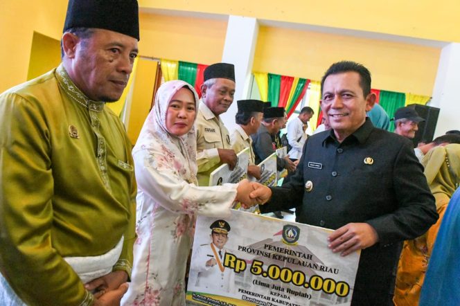 
					Gubernur Kepri Ansar Ahmad saat menyerahkan bantuan di Gedung LAM Bintan, Kecamatan Bintan Timur, Jum'at (26/7/2024).