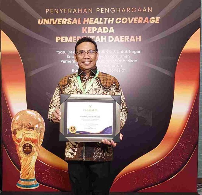 
					

Kepala Dinas Kesehatan Tanjungpinang Rustam saat mendapatkan penghargaan Universal Health Coverage (UHC) Award 2024, Kamis, 8/8/2024 (Diskominfo Tanjungpinang)
