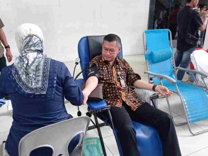 
					Sekda Tanjungpinang saat ikut mendonorkan darah, Kamis, 8/8/2024 (Diskominfo Tanjungpinang)