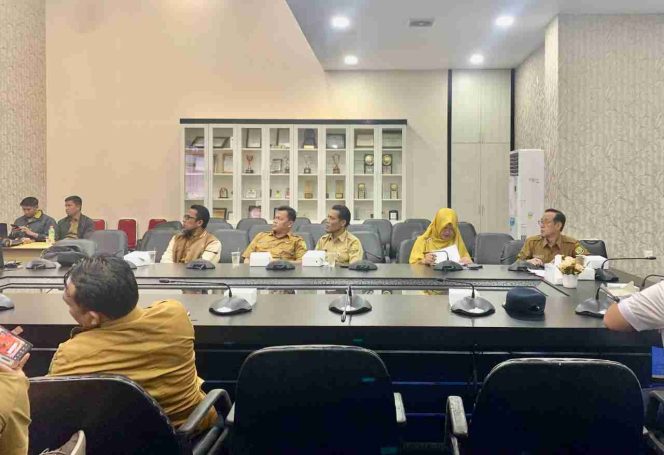 
					Pemko Tanjungpinang saat mengikuti Rakor secara hybrid, Senin 12/8/2024 (Diskominfo Tanjungpinang)
