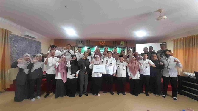 
					Foto bersama saat acara Kick Off Meeting Kelurahan Cantik 2024 di Kelurahan Bukit Cermin, Rabu (28/8/2024)-Diskominfo Tanjungpinang