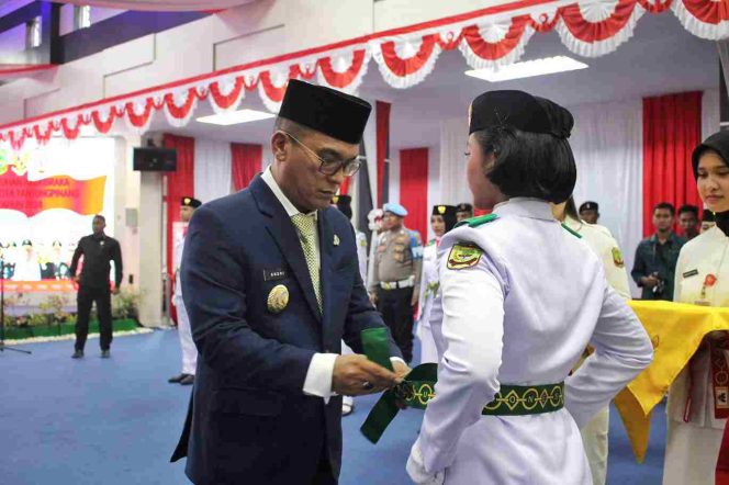 
					Pj Wali Kota Tanjungpinang saat mengukuhkan Paskibraka tingkat Kota, Kamis, 15/8/2024 (Diskominfo Tanjungpinang)