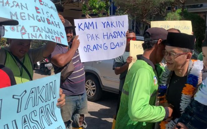 
					Petugas kebersihan saat menyambut kedatangan Eks Pj Walikota Tanjungpinang.