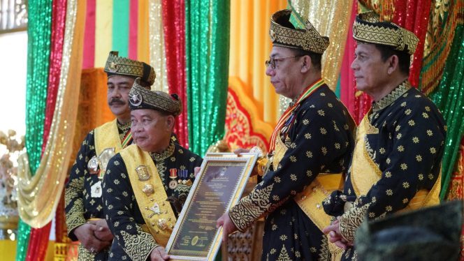 
					Penganugrahan Gelar Adat Kapolda Kepri Oleh LAM, Senin 5/8/2024 (Diskominfo Kepri)