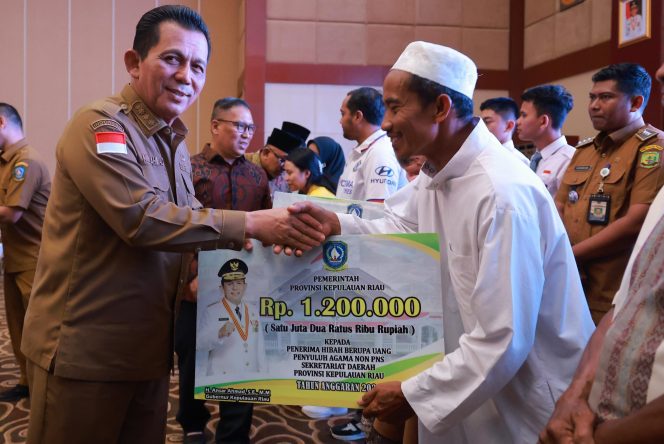 
					Gubernur Kepri Ansar Ahmad saat menyerahkan bantuan di Tanjungpinang
