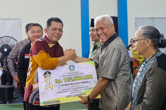 
					Gubernur Kepri Ansar Ahmad saat menyerahkan bantuan di Batam, Sabtu, 10/8/2024 (Diskominfo Kepri)