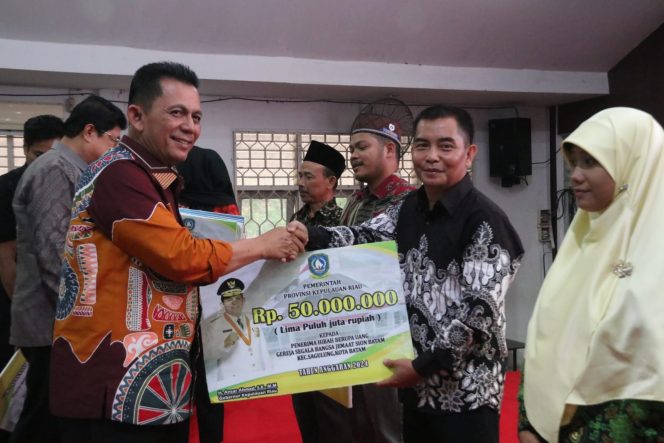 
					Gubernur Kepri Ansar Ahmad saat menyerahkan bantuan di Batam,Sabtu 10/8/2024 (Diskominfo Kepri)