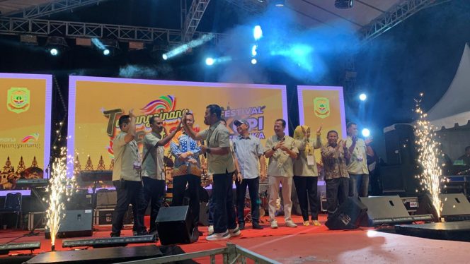 
					Penutupan Tanjungpinang Fest 2024 yang berkolaborasi dengan Festival Kopi Merdeka, Minggu (11/08/2024)