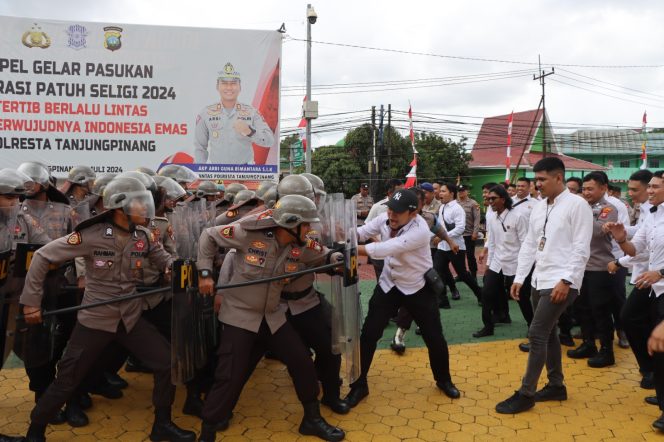 Personel Polresta Tanjungpinang saat melaksanakan latihan dalmas, Senin (12/08/2024)