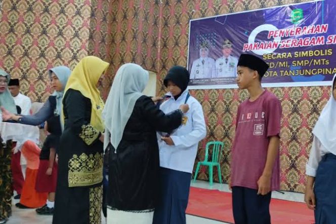 
					Rahma saat menyerahkan bantuan seragam gratis kepada siswi SMP di Tanjungpinang ketika masih menjabat Wali Kota