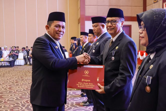 
					Gubernur Ansar saat memberikan penghargaan Tanda Kehormatan Satyalancana Karya Satya (SLKS) ASN, Jumat, 16/8/2024, (Diskominfo Kepri)