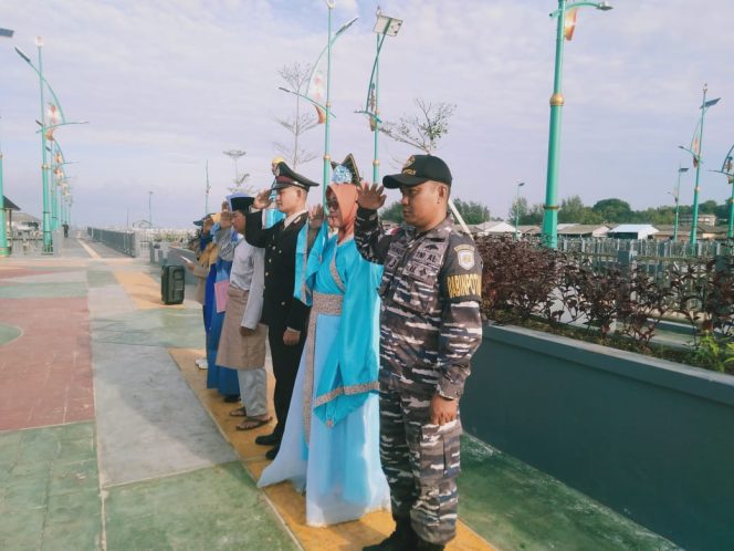 
					Kelurahan Senggarang saat laksanakan upacara HUT RI, di Pelantar Pelangi Senggarang, Sabtu, 17/8/2024 (Istimewa,Kepri.info)
