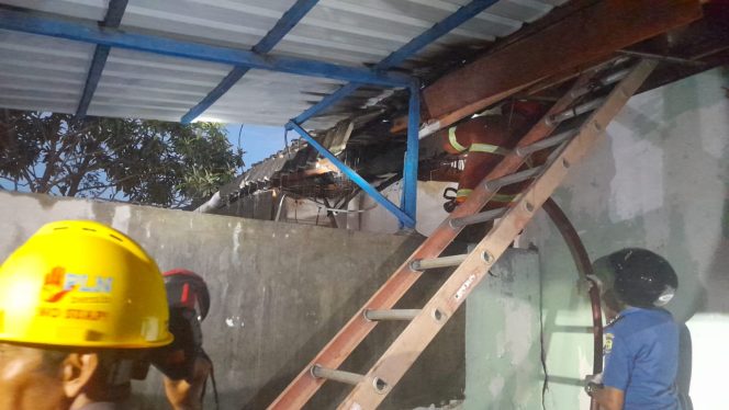 
					Kondisi saat pemadam kebakaran di lokasi kebakara,  Senin, 19/8/2024 (Istimewa/Kepri.info)