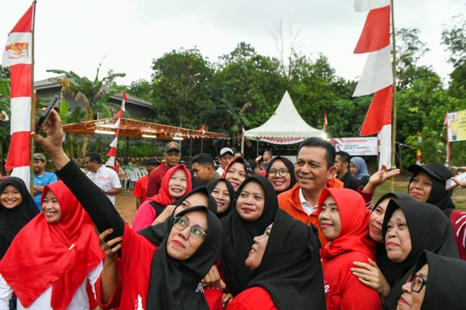 
					Gubernur Ansar bersama masyarakat  Kampung Wonosari Tanjungpinang saat meriahkan HUT ke-79 RI, Minggu, (25/08/2024)-Diskominfo Kepri