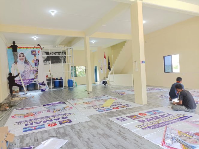 
					Suasana persiapan di Kantor Pemenangan RAMAH, Senin (26/8/2024)-Nazarullah
