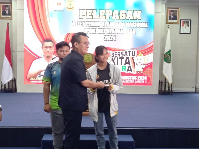 
					Pj Wali Kota Tanjungpinang Andri Rizal saat bersama atlet tanjungpinang, Selasa (27/8/2024)-Hendrik 