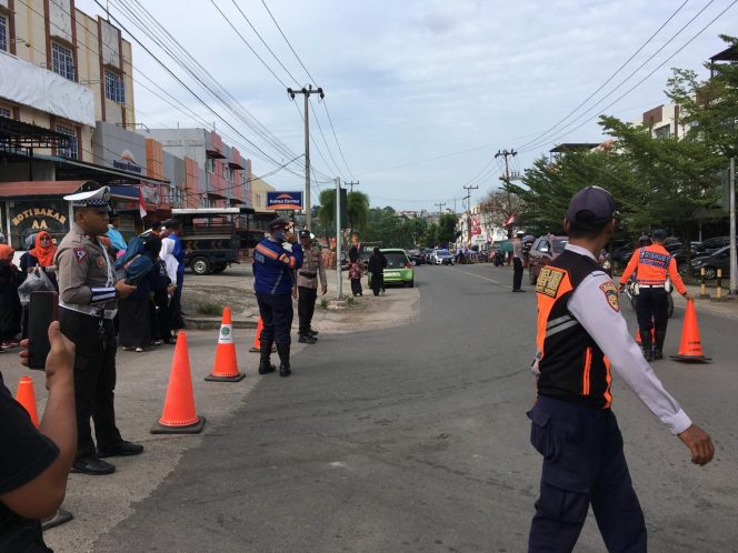 
					Suasana saat personil pengamanan proses pendaftaran bacalon wali kota dan wakil wali kota Tanjungpinang,Kamis (29/8/2024)-Nazarullah