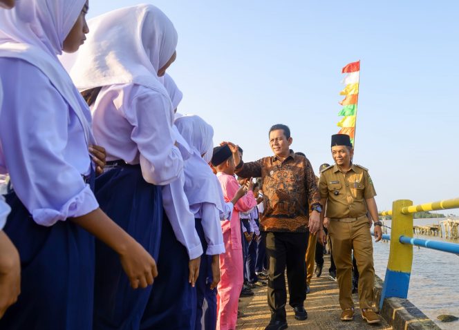 
					Gubernur Ansar disambut baik oleh siswa yang ada di Karimun, Senin (2/9/2024)-Diskominfo Kepri