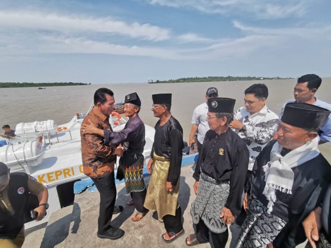 
					Gubernur Kepri Ansar Ahmad di sambut baik oleh masyarakar Karimun, Senin (2/9/2024)-Diskominfo Kepri