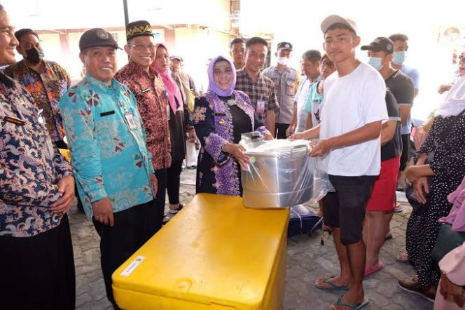 
					Mantan Wali Kota Tanjungpinang, Rahma saat menyerahkan bantuan UMKM, Sabtu (7/8/2024)-Hendrik