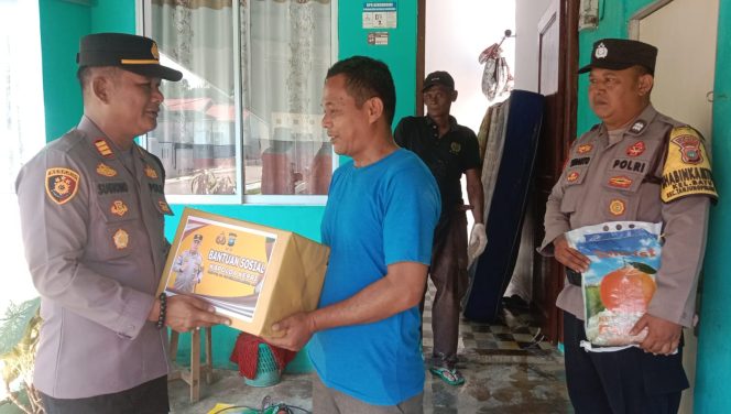
					Kapolsek Tanjungpinang Timur, AKP Sugiono, saat menyerahkan bantuan, Rabu (18/09/2024)-Humas Polsek Tanjungpinang Timur