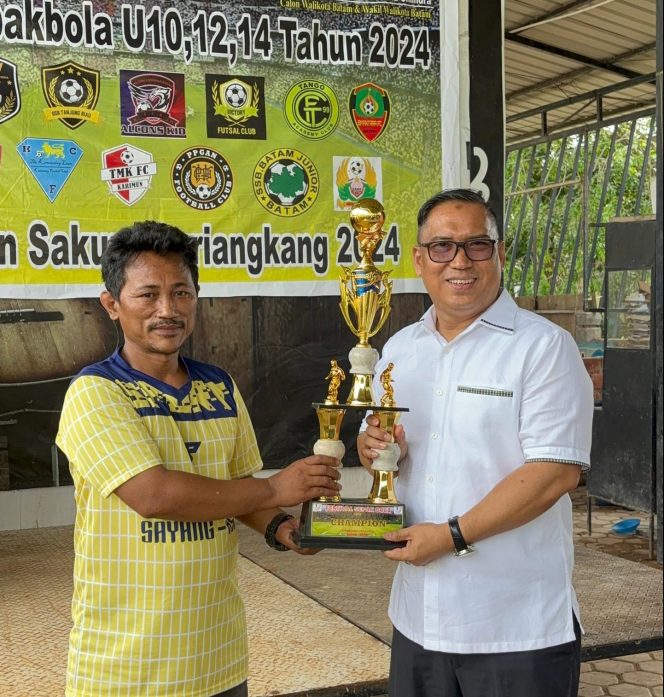 
					Calon Wakil Gubernur Kepri 2024, Nyanyang Harris Pratamura saat menyerahkan piala, Sabtu (21/09/2024)-Hendrik
