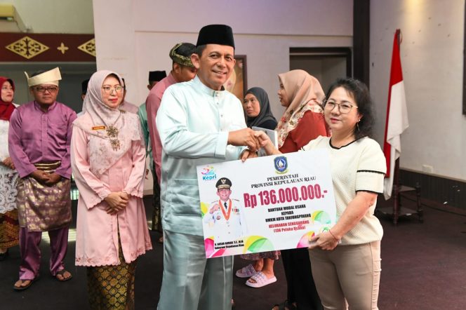 
					Gubernur Kepri Ansar Ahmad saat menyerahkan bantuan, Selasa (24/09/2024)-Diskominfo Kepri