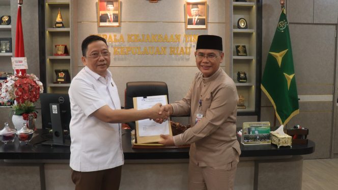 
					Kepala Kejaksaan Tinggi Kepulauan Teguh Subroto, menerima dokumen hasil perhitungan kerugian keuangan negara dari Kepala Kantor Perwakilan BPKP Kepri, Selasa (24/09/2024)-Kejaksaan Tinggi