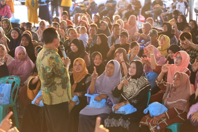 
					Paslon Ansar-nyanyang saat kampanye di Rimba Jaya, Senin (30/09/2024)-Hendrik