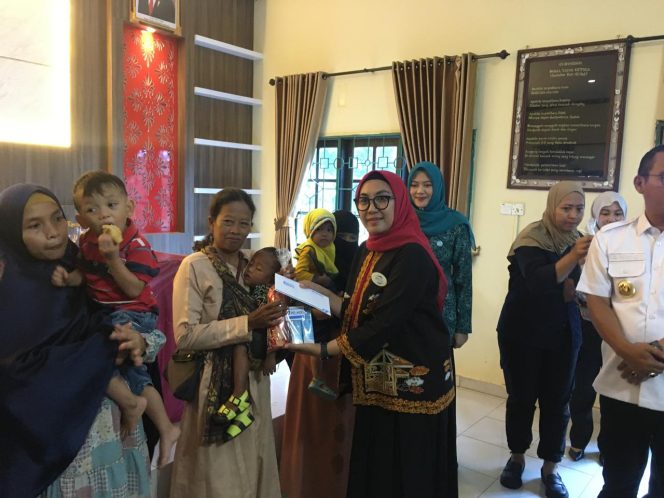 
					TP PKK Pemko Tanjungpinang saat menyerahkan bantuan, Rabu (2/10/2024)-Nuzli