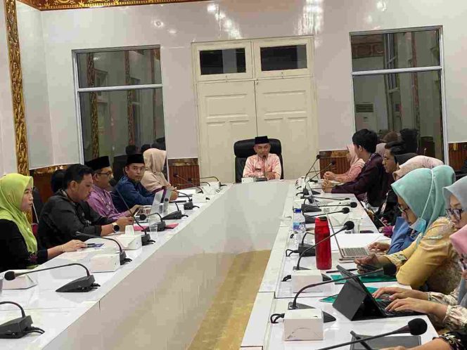 
					Forum Konsultasi Masyarakat (FKM) yang dipimpin Asisten 3 Bidang Administrasi Umum, Augus Raja Unggul di Ruang Rapat Lt.2, Kantor Wali Kota, Jum'at (15/11/2024)-Diskominfo Tanjungpinang