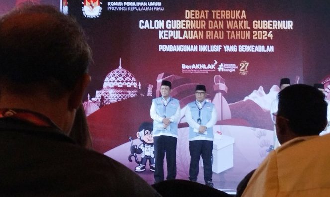 
					Paslon Ansar - Nyanyang dalam debat terbuka menyampaikan program unggulan, Sabtu (2/11/2024)-Nuzli