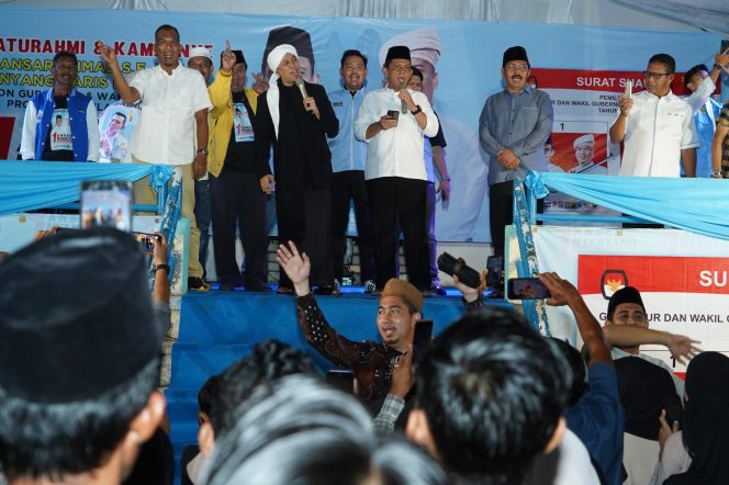 
					Opick di sela penampilannya menghibur masyarakat Daik Lingga bersama Ansar Ahmad, dalam rangka kampanye terbuka Ansar, Selasa (5/11/2024)-Nuzli