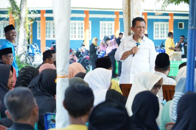 
					Calon Gubernur Kepri Ansar Ahmad saat kampanye di Lingga, Selasa, (05/11/2024)-Nuzli