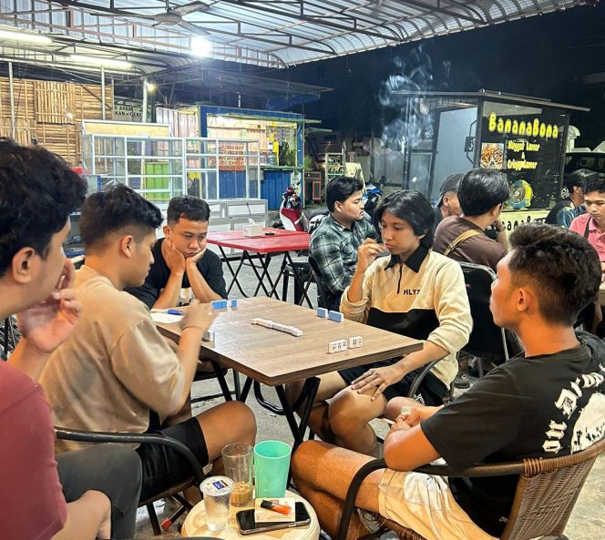 
					Turnamen Domino yang digelar 12-17 November 2024, berlokasi di Posko Anak Anak Ayah Tanjungpinang, By Me Coffee & Milk, Jalan Ra Haji Fisabilillah, Batu 5, Rabu (13/11/2024)-Hendrik