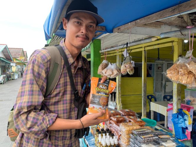 
					Wisatawan lokal saat menunjukan muniman khas saat berwisata ke Pulau Penyengat.(Kepri.info)