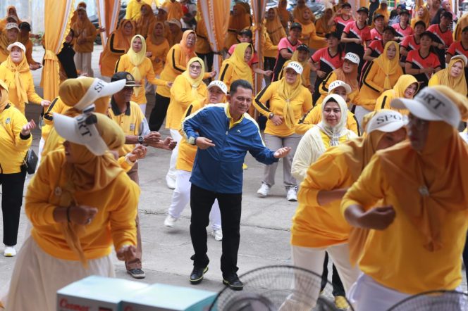 
					Ansar bersama rombongam saat senam bersama, Sabtu (16/11/2024)-Nuzli